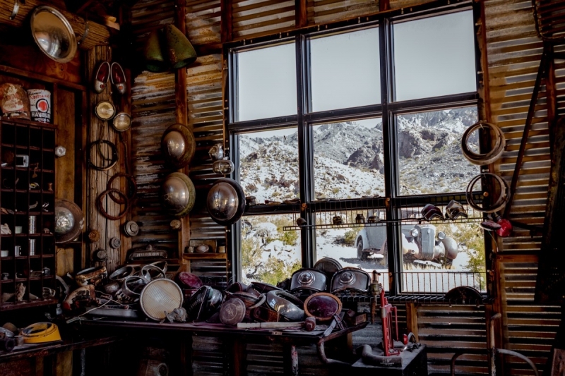 cordonnerie-VILLENEUVE LOUBET-min_shop_window_part_junk_abandoned-138873